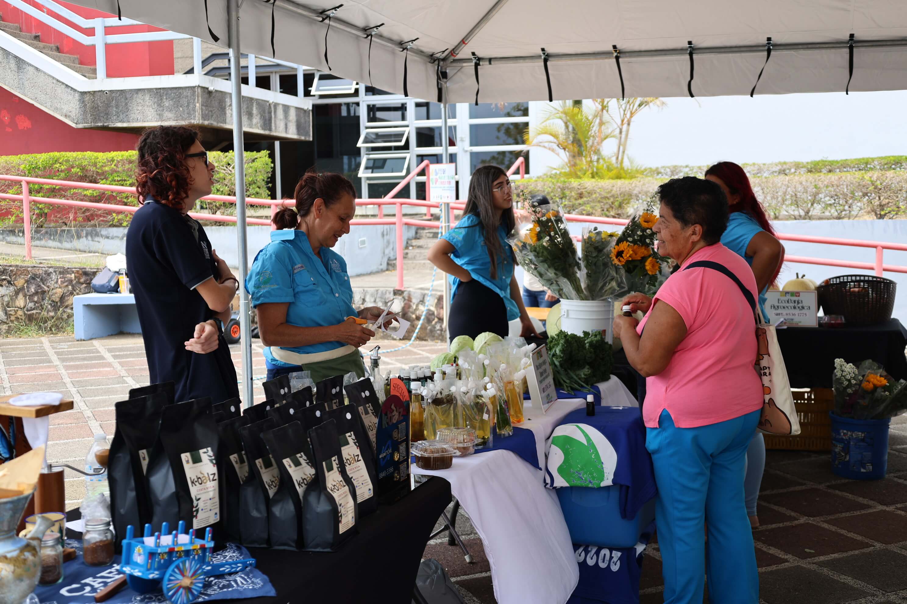 Reunión de saberes y productos en feria de agroecología y buen vivir